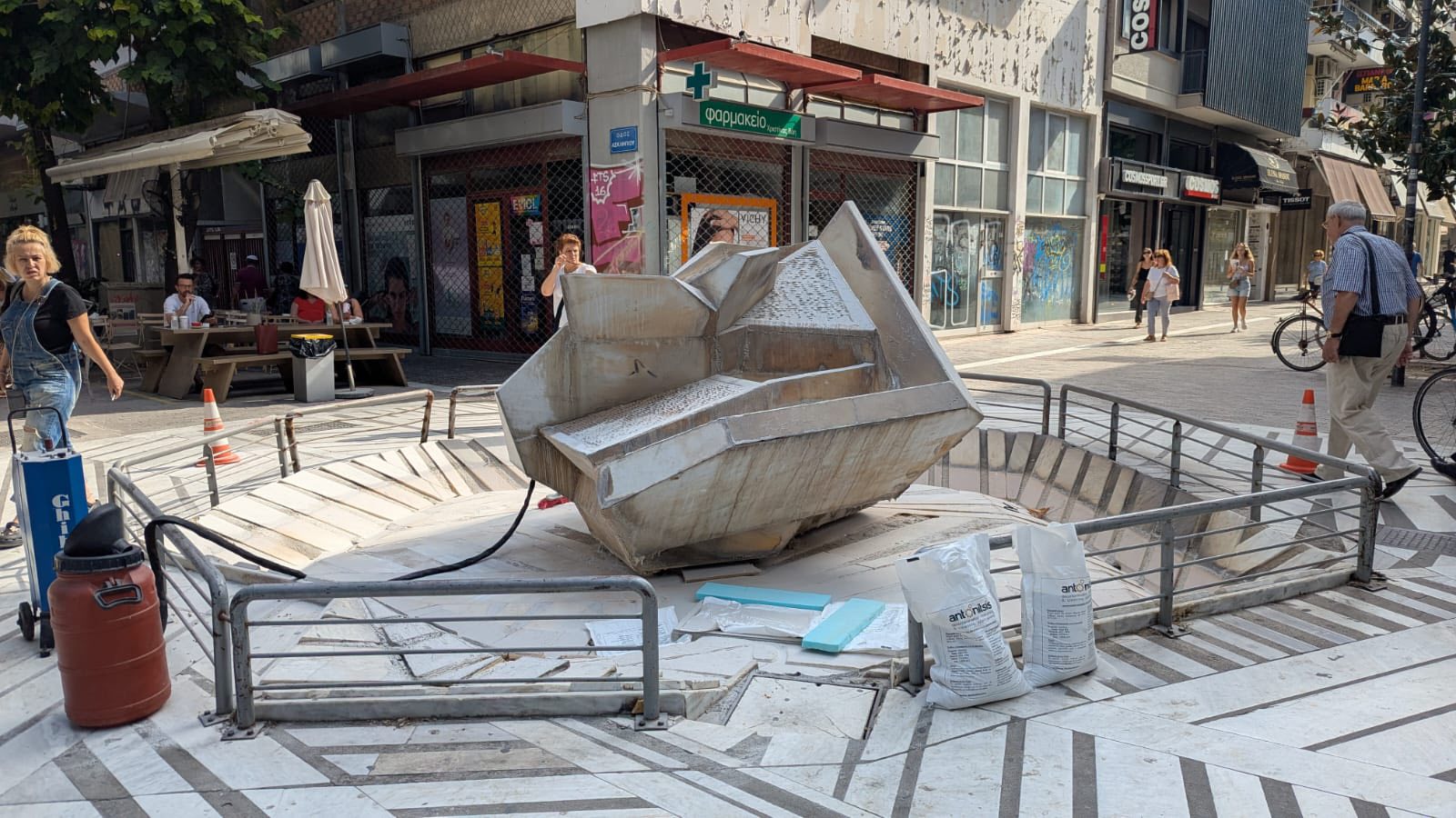 Καθαρίστηκε μετά απο χρόνια το γλυπτό συντριβάνι της Γκόλαντα